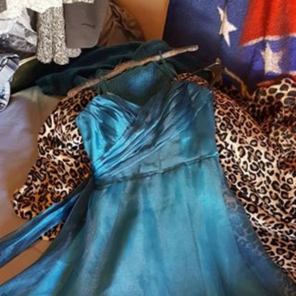 MAKE ME AN OFFER!!!  Beautiful Blue Teal Gown - Picture 1 of 5